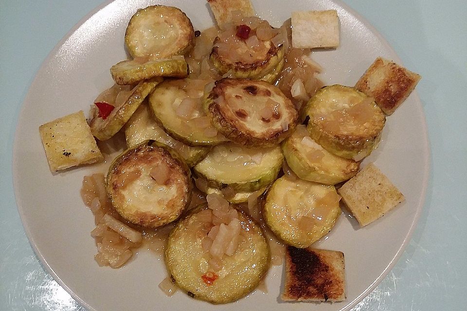 Salat von gebratenen Zucchini