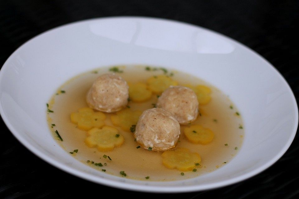 Käseknödel als Suppeneinlage