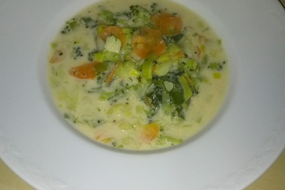 Claudis Kartoffel-Gemüse-Käsesuppe