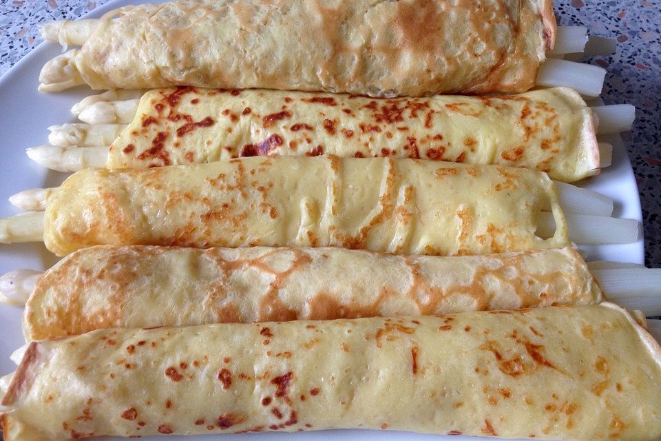 Spargel in Parmesancrêpes