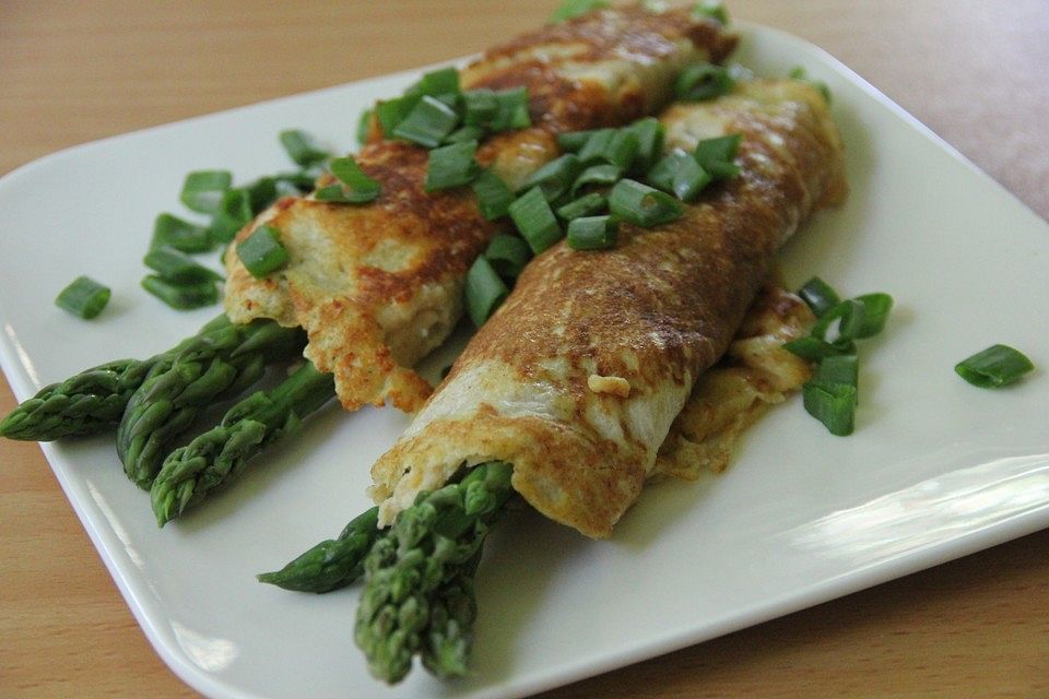 Spargel in Parmesancrêpes