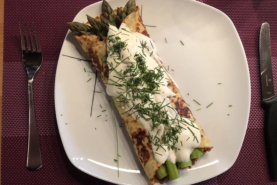 Spargel in Parmesancrêpes