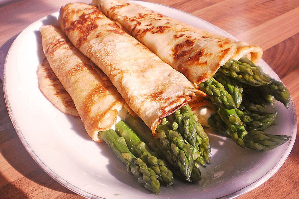 Spargel in Parmesancrêpes