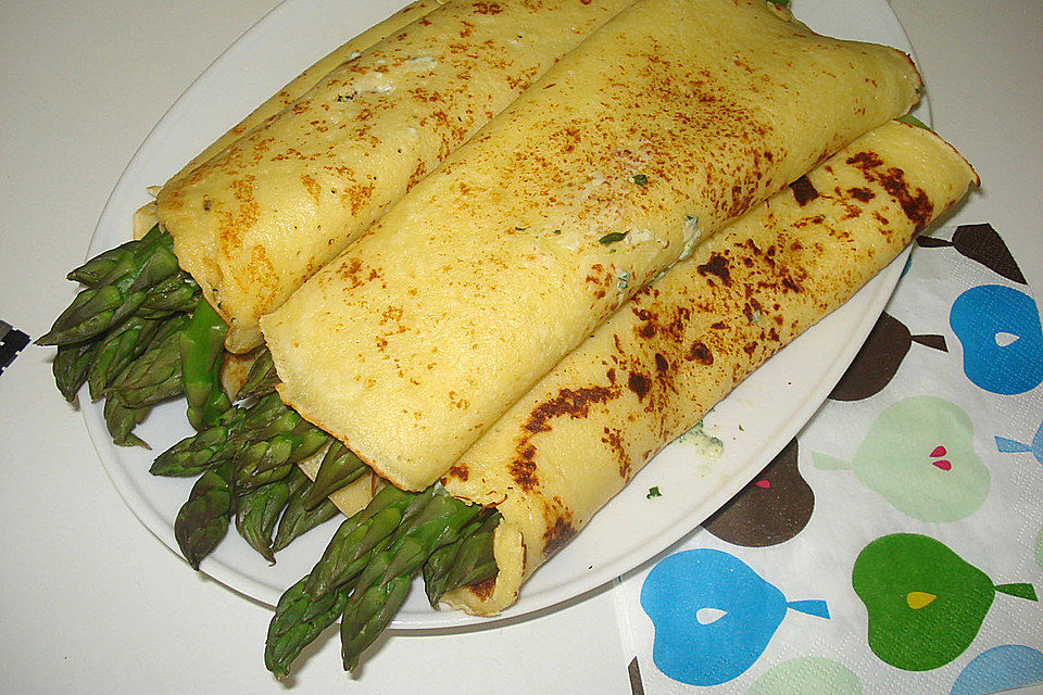 Spargel in Parmesancrêpes