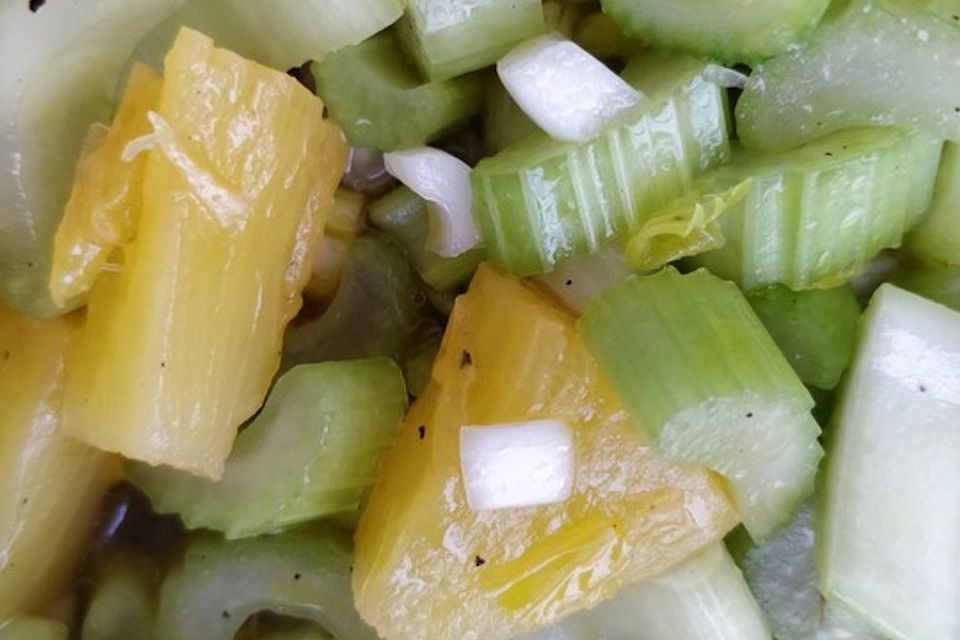 Staudensellerie-Ananas-Salat