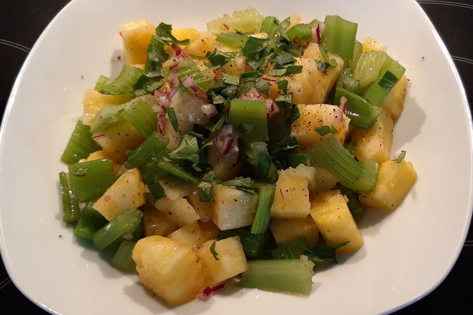 Staudensellerie-Ananas-Salat