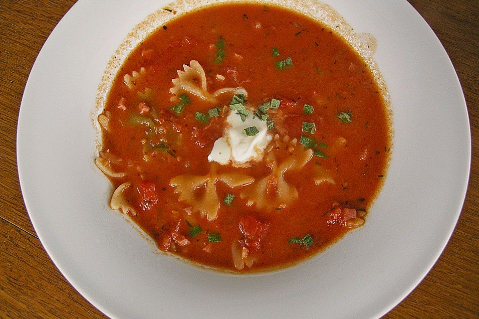 Frische Tomatensuppe mit Glasnudeln