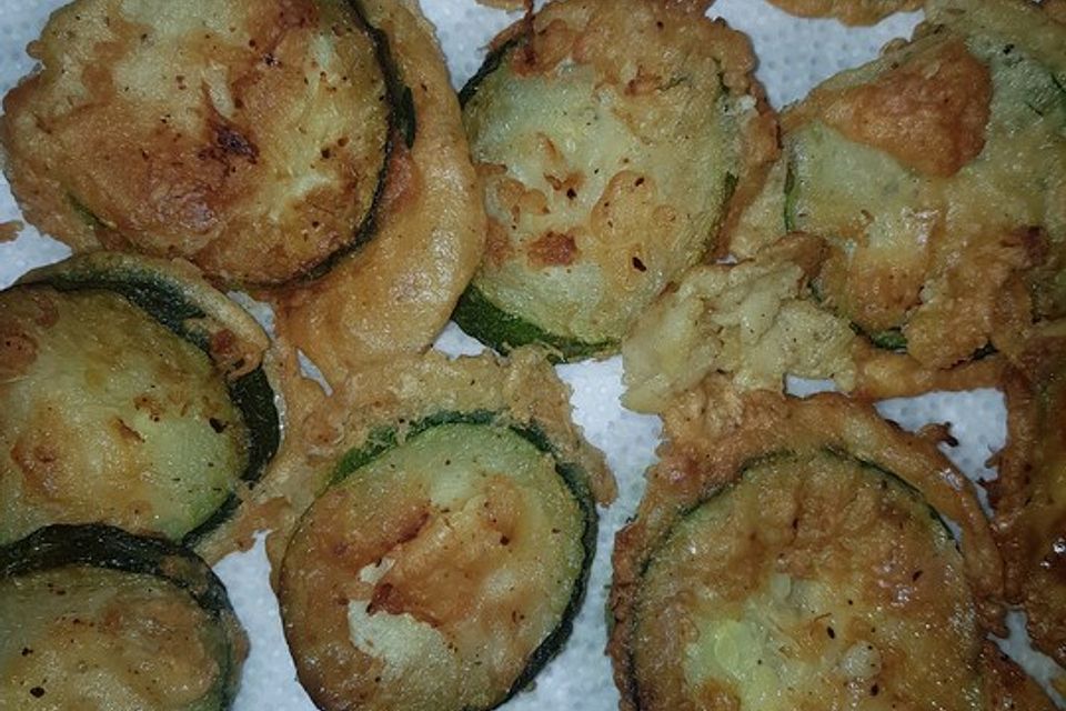 Frittierte Zucchini im Teig