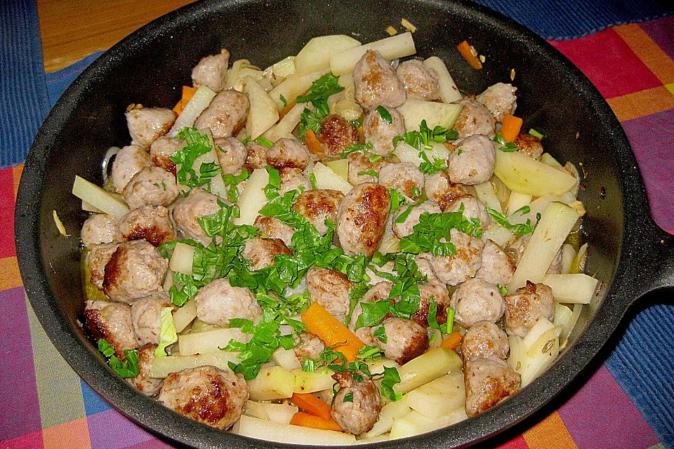 Kohlrabipfanne mit Bratwurst