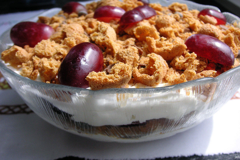 Schichtdessert mit Weintrauben