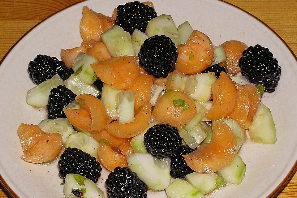 Gurken - Melonensalat mit Brombeeren