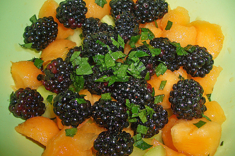 Gurken - Melonensalat mit Brombeeren