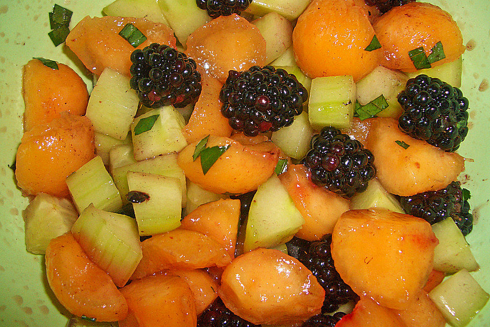 Gurken - Melonensalat mit Brombeeren