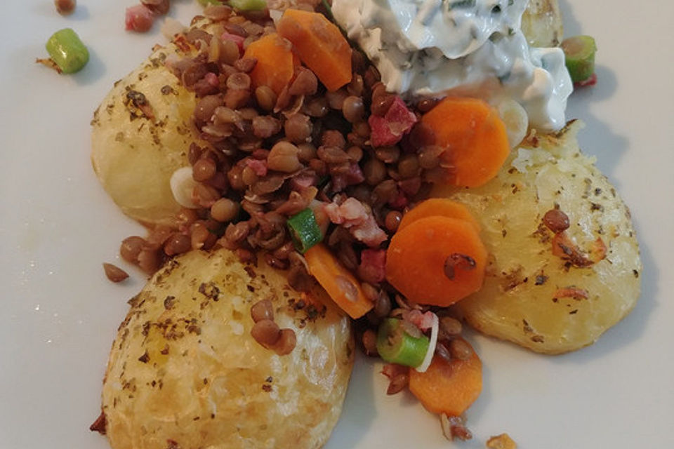 Gebackene Kartoffeln mit Linsensalat