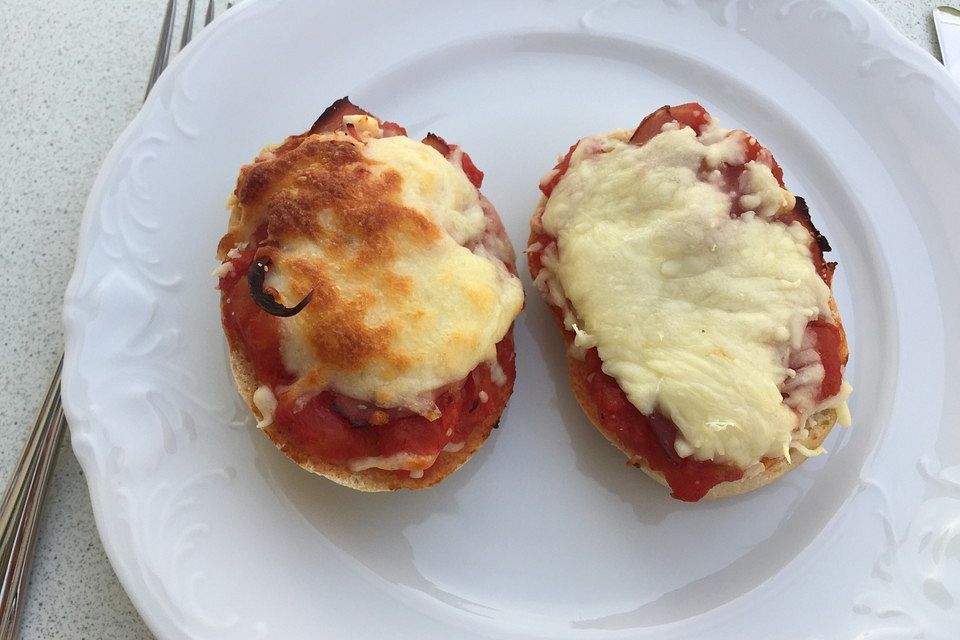 Überbackenes Brötchen mit Tomate