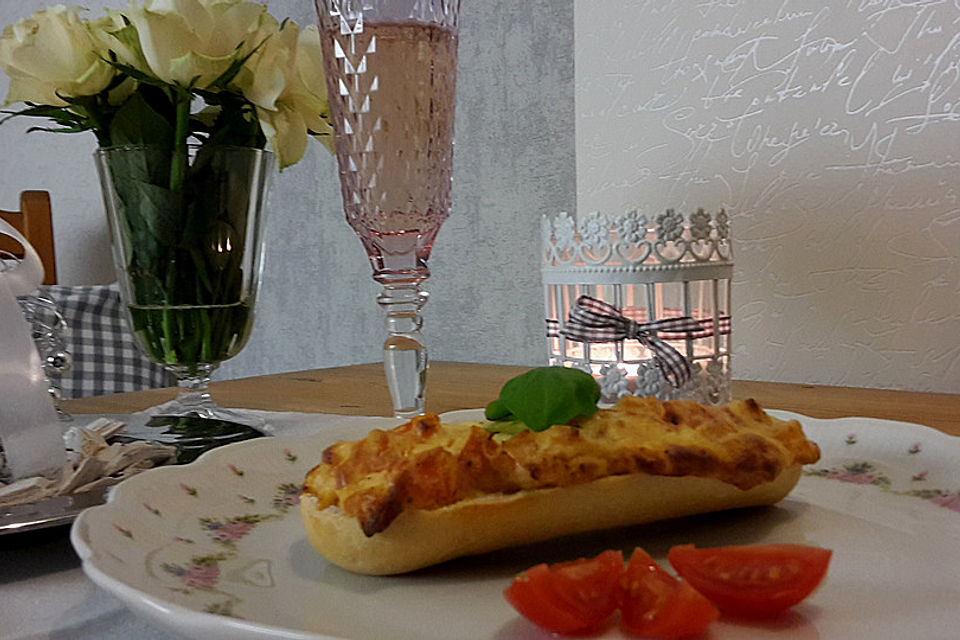 Überbackenes Brötchen mit Tomate