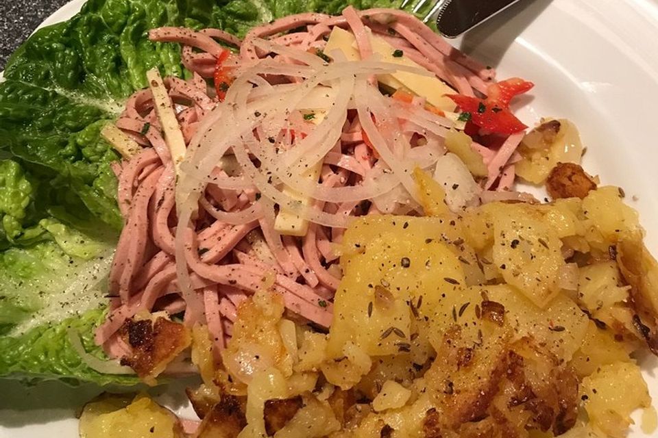 Oberschwäbischer Wurstsalat mit Bratkartoffeln