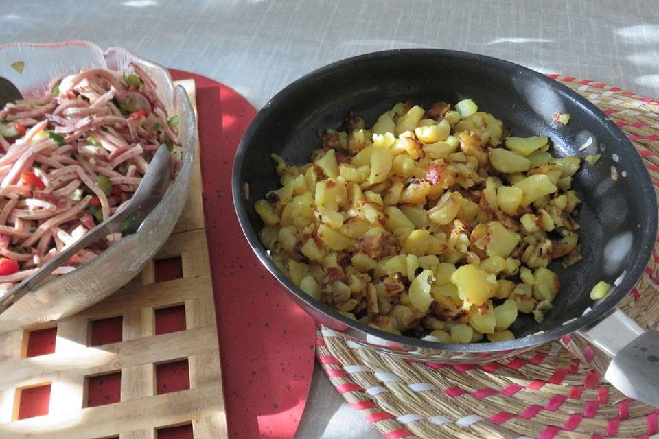 Oberschwäbischer Wurstsalat mit Bratkartoffeln