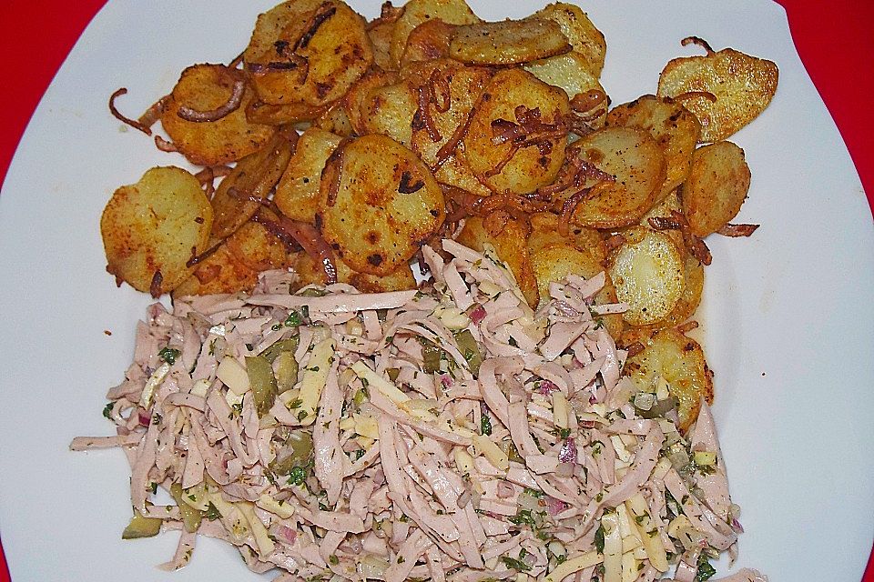 Oberschwäbischer Wurstsalat mit Bratkartoffeln