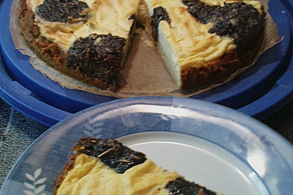 Käsekuchen mit Mohnklecksen