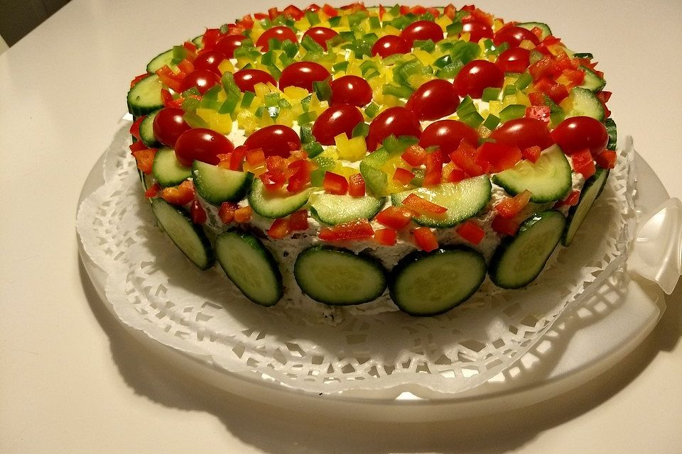 Bunte Brottorte mit Frischkäse