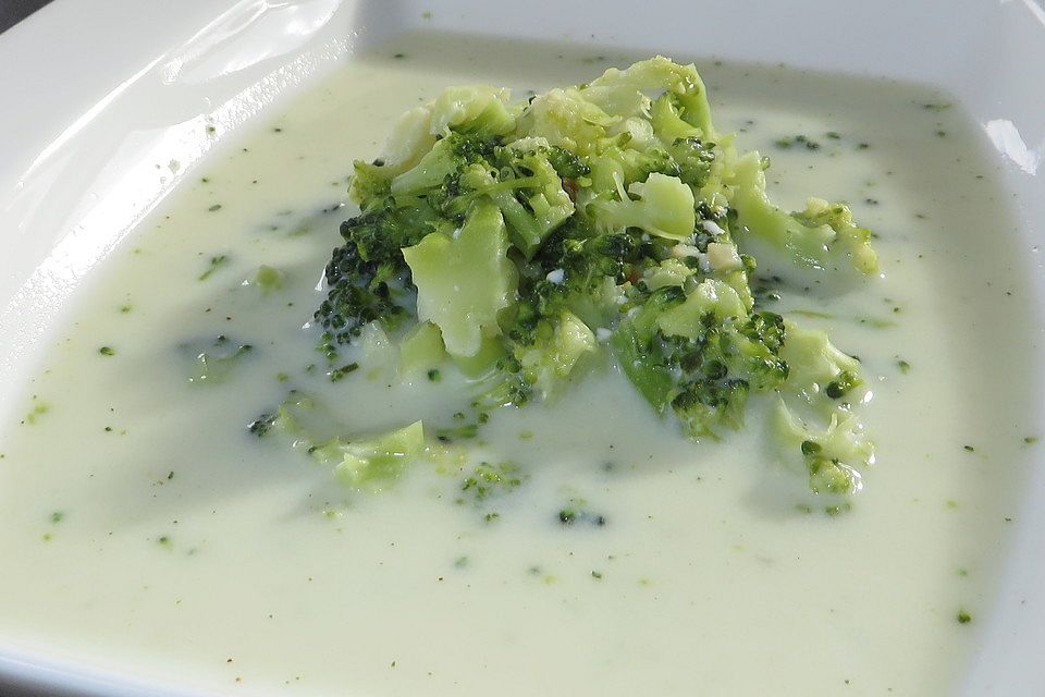 Brokkolicremesuppe mit Frischkäse