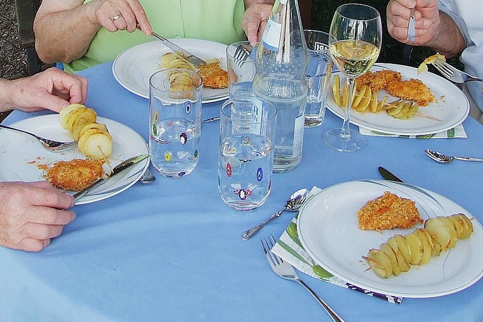 Kartoffelchips auf Spießen