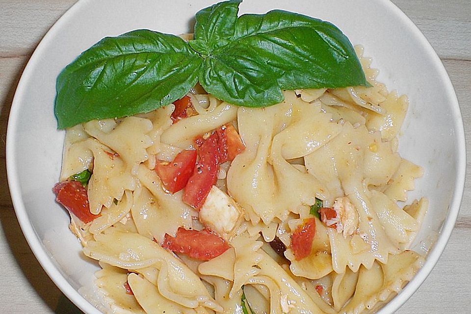 Mediterraner Farfalle - Salat