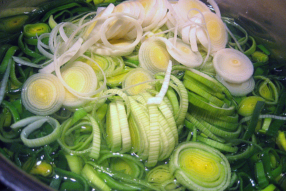 Zucchini - Lauchsüppchen mit Parmesanplätzchen