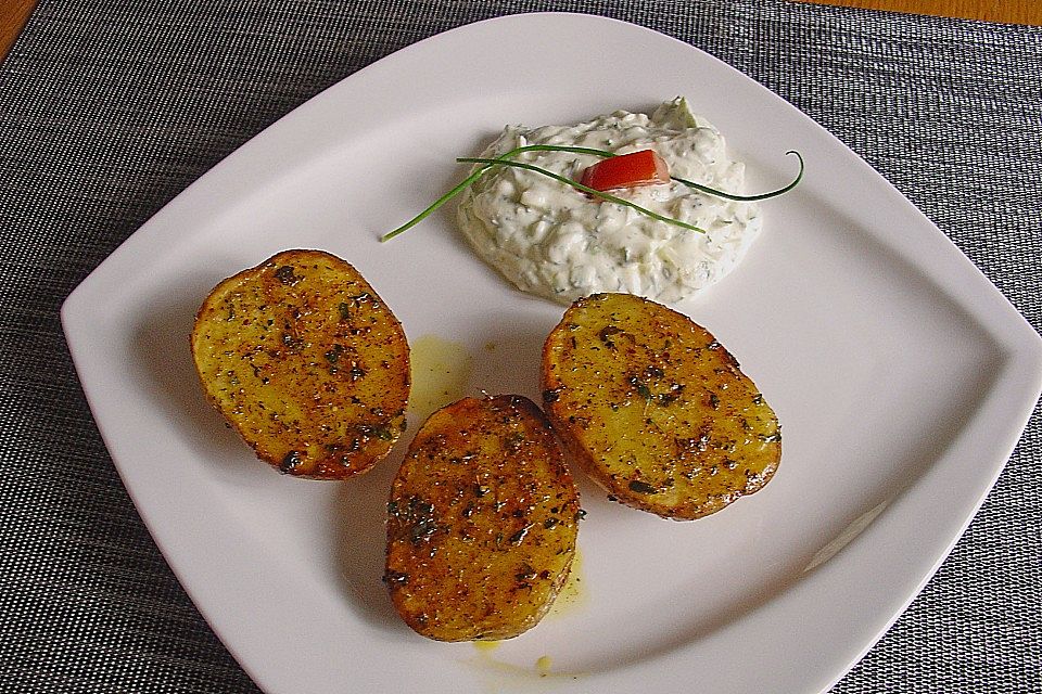 Marinierte Ofenkartoffeln mit Schnitttlauchquark