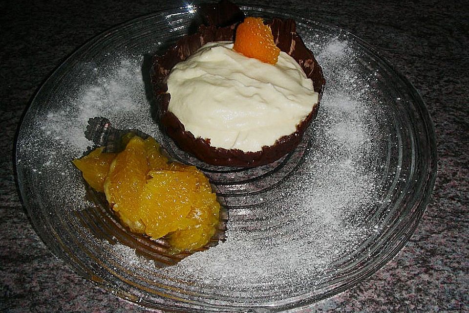 Orangencreme in Schokoladenschalen