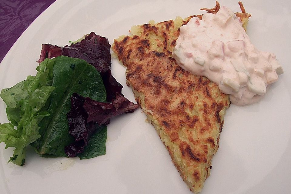 Selbstgemachte Kartoffelrösti mit Paprikaquark