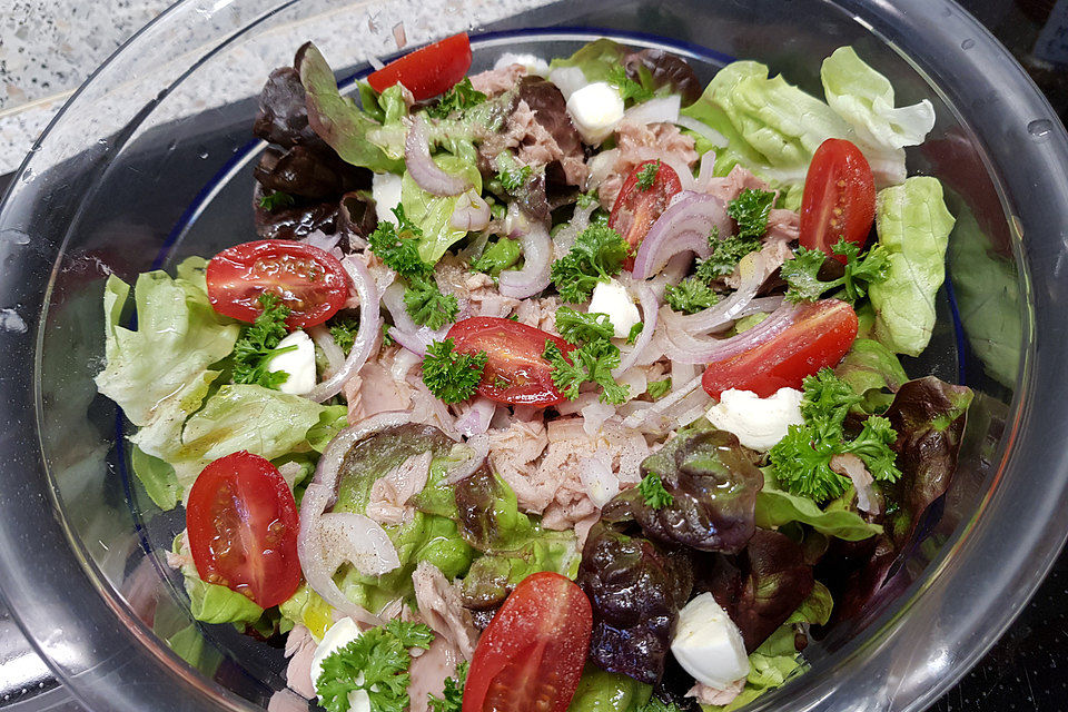 Salatplatte mit Thunfisch