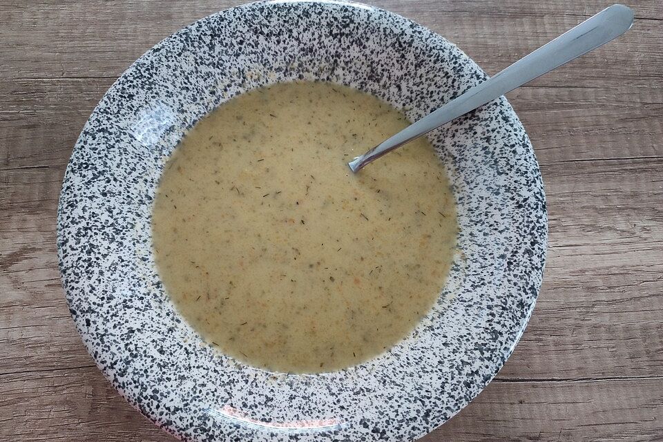 Saure Gurkensuppe oder Salzgurkensuppe