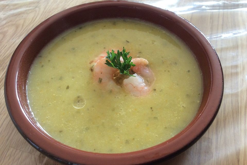 Saure Gurkensuppe oder Salzgurkensuppe