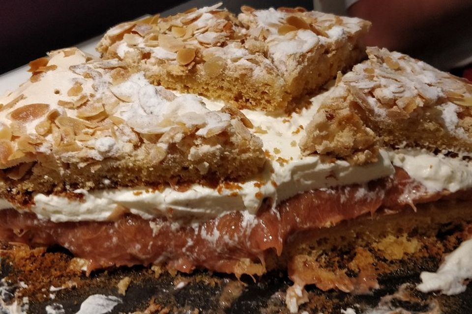 Schneemoussetorte mit Rhabarber