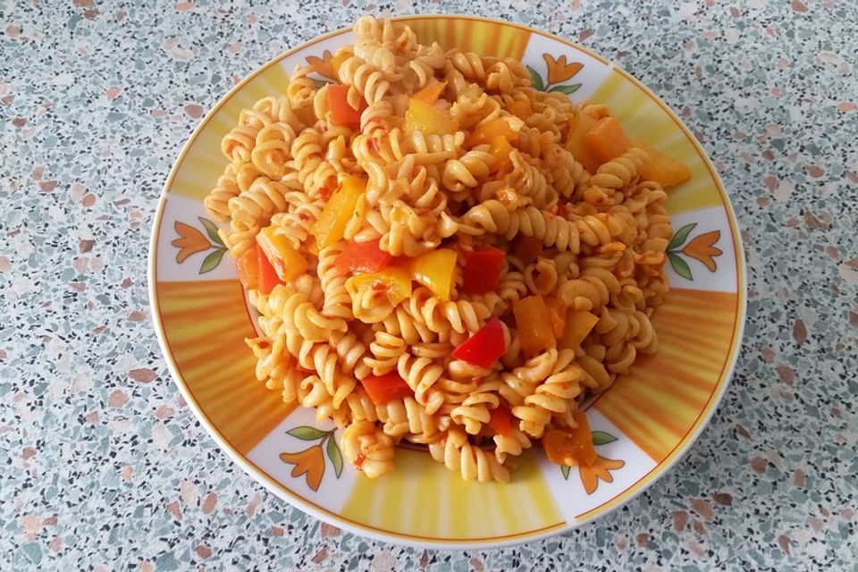 Pasta mit einer Paprikagemüsesoße