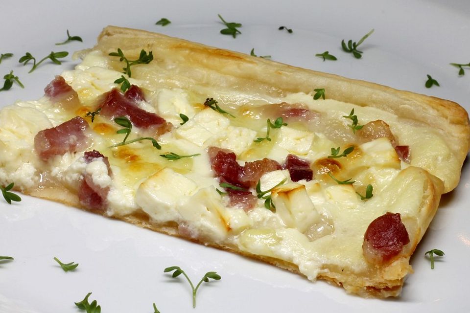 Blätterteig - Flammkuchen mit Käse