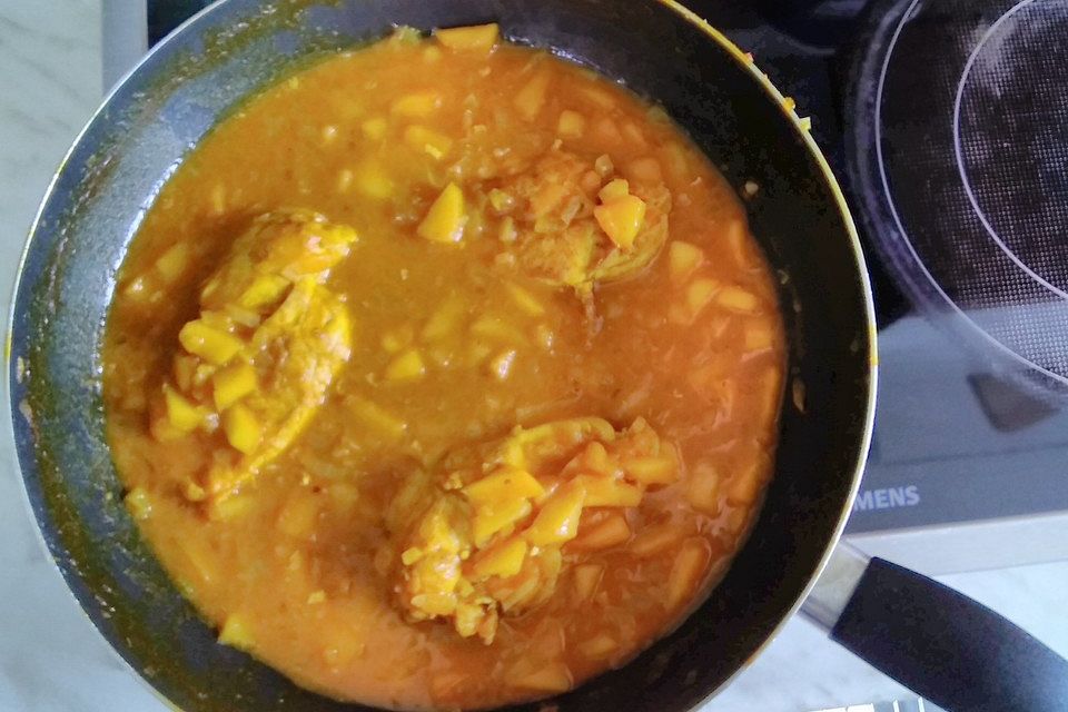 Hähnchenkeulen mit Curry-Apfelsoße