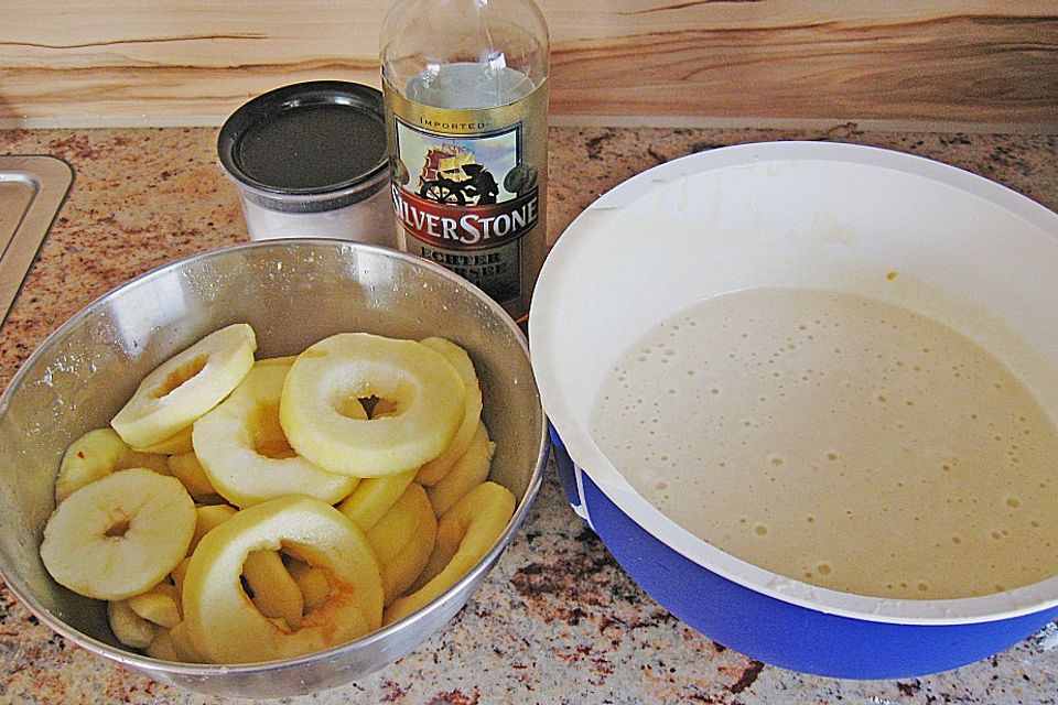 Apfelküchle mit Preiselbeerkompott