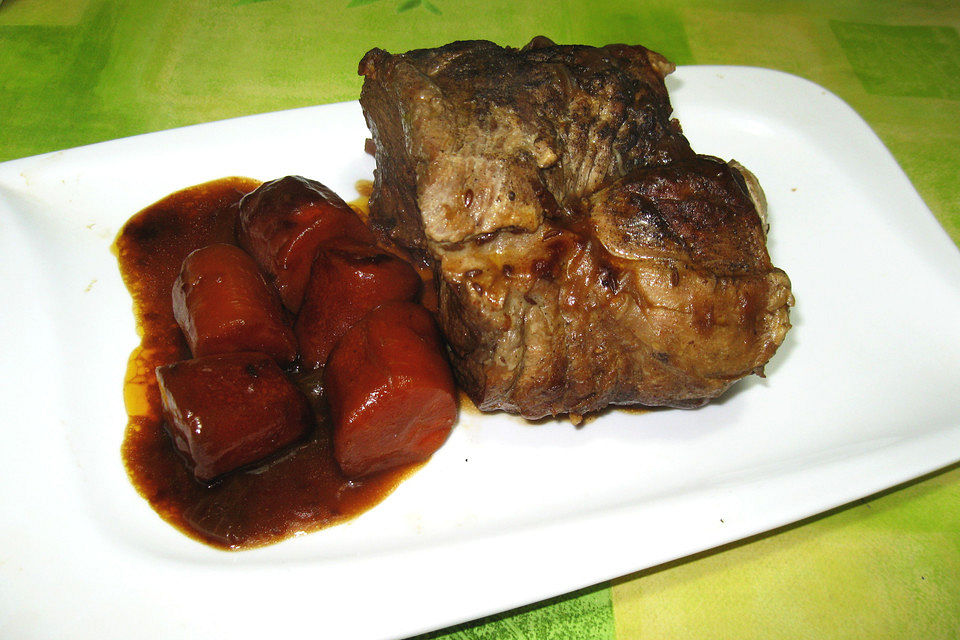 Schweinebraten mit Zwiebelsoße