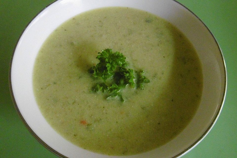 Warme Gurkensuppe mit Frischkäse