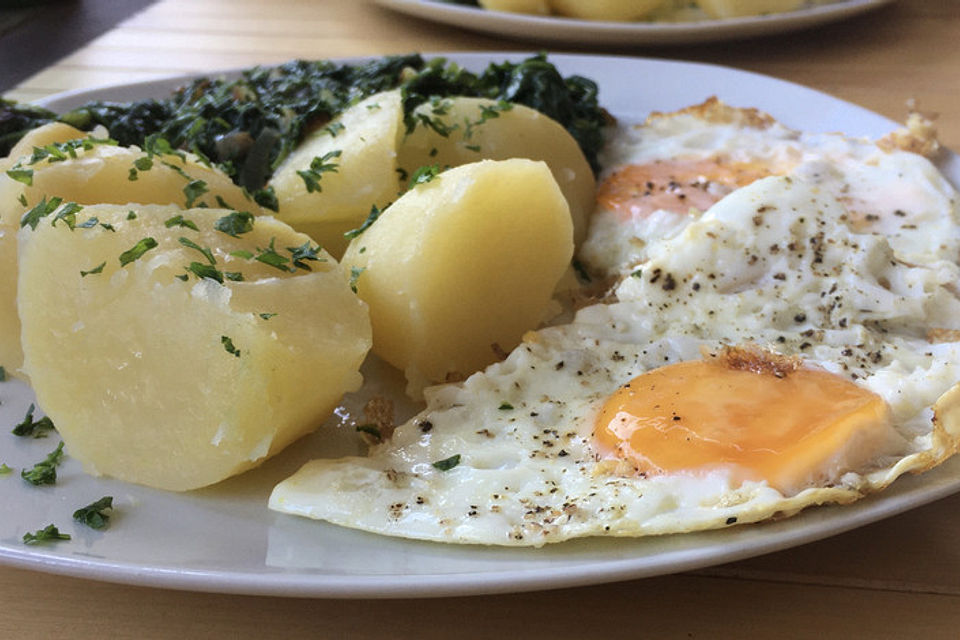 Spinat, Spiegelei und Salzkartoffeln