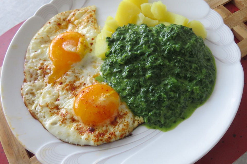 Spinat, Spiegelei und Salzkartoffeln