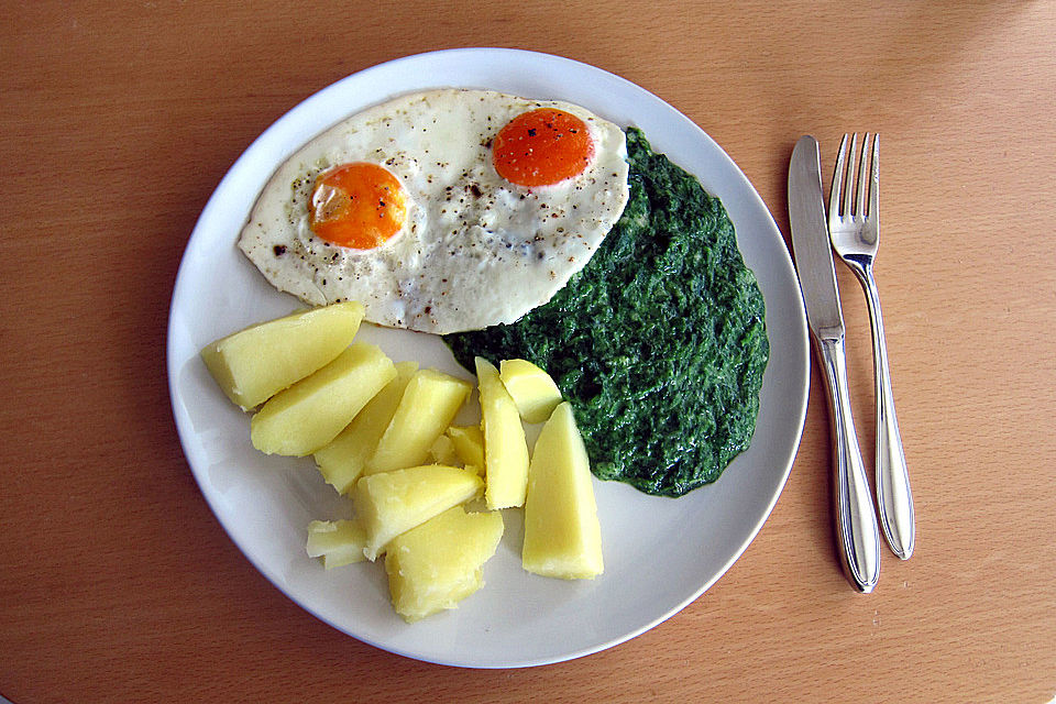 Spinat, Spiegelei und Salzkartoffeln