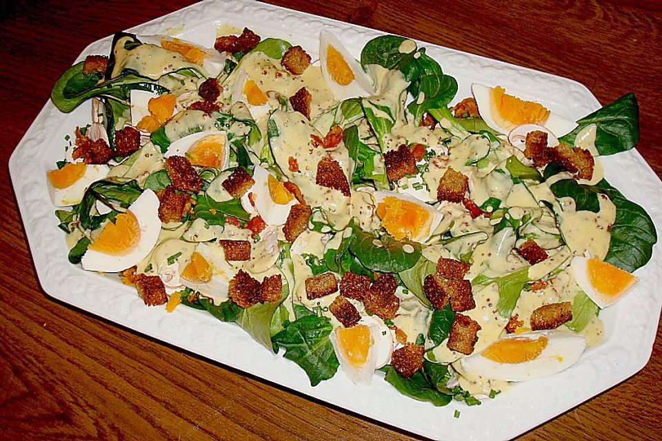 Feldsalat mit lauwarmer Senfsauce