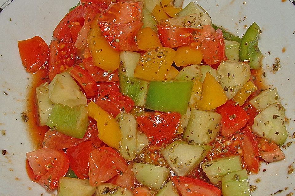 Mediterraner Salat mit Räucherlachs