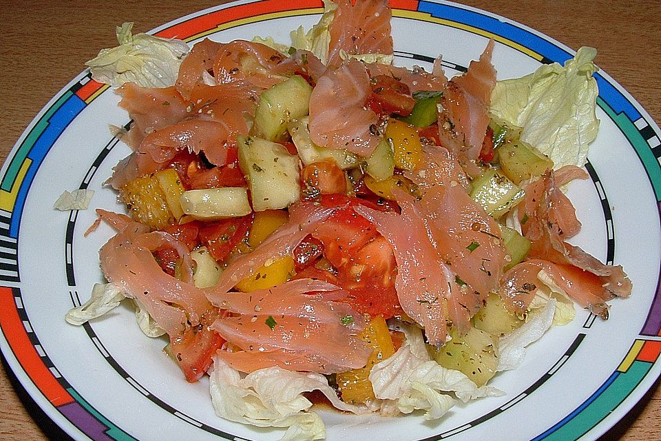 Mediterraner Salat mit Räucherlachs