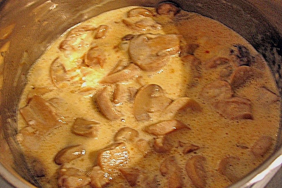 Gefüllte Pfannkuchen mit Pilzsoße