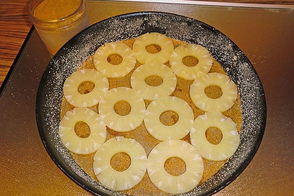 Umgedrehter Ananaskuchen